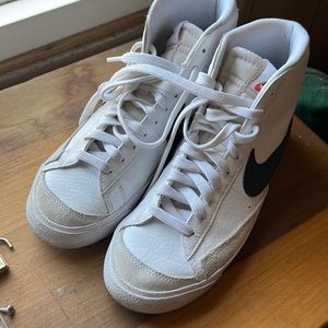 NIKE BLAZERS
